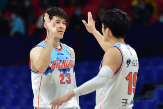 首秀获胜!邱彪率新疆108-96力克广州 新援克莱蒙斯34分 首秀获胜!邱彪率新疆108-96力克广州 新援克莱蒙斯34分
