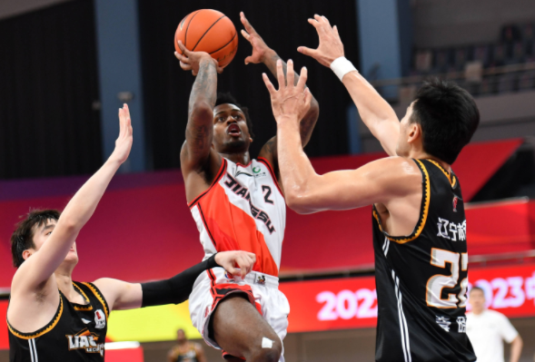 布莱克尼狂砍50分10板吴冠希16+10 江苏132-107大胜同曦 布莱克尼狂砍50分10板吴冠希16+10 江苏132-107大胜同曦