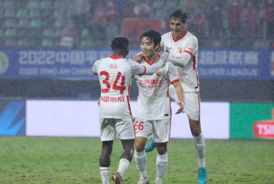 中超-海港1-0小胜梅州 19岁小将替补献绝杀 中超-海港1-0小胜梅州 19岁小将替补献绝杀