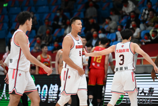 马尚32分易建联高效10分 广东117-91大胜吉林取五连胜 马尚32分易建联高效10分 广东117-91大胜吉林取五连胜