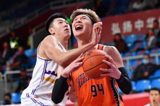 王哲林22分17板 上海加时101-97险胜青岛豪取六连胜 王哲林22分17板 上海加时101-97险胜青岛豪取六连胜