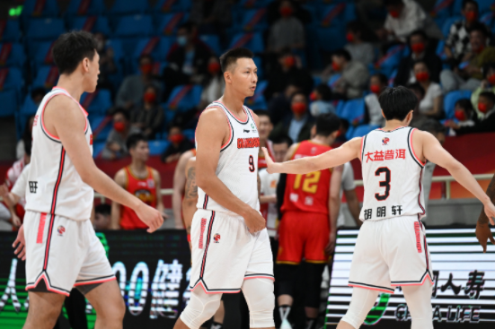 马尚砍23分易建联6+5 广东116-105力克四川取六连胜 马尚砍23分易建联6+5 广东116-105力克四川取六连胜