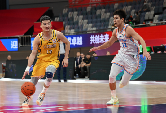 萨林杰27+21孙铭徽仅3分 深圳89-60大胜广厦取六连胜 萨林杰27+21孙铭徽仅3分 深圳89-60大胜广厦取六连胜