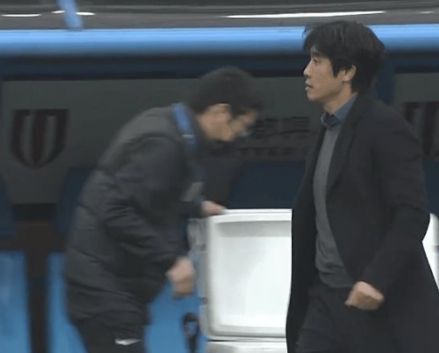 中超-成都蓉城3-1送武汉长江降级 费利佩替补双响 罗穆洛破门、福布斯建功 中超-成都蓉城3-1送武汉长江降级 费利佩替补双响 罗穆洛破门、福布斯建功