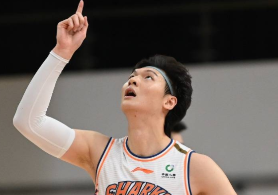 上海121-92大胜广州 李弘权26+6 王哲林22+6 陈盈骏20分 上海121-92大胜广州 李弘权26+6 王哲林22+6 陈盈骏20分