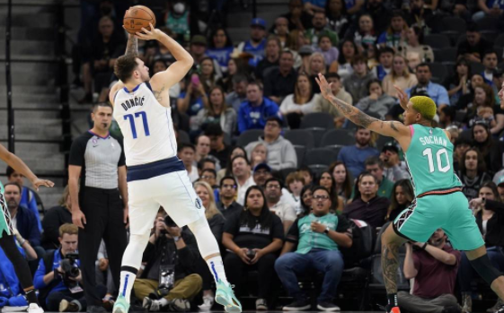 NBA-独行侠126-125险胜马刺斩6连胜 东契奇赛季第三次砍下50+ NBA-独行侠126-125险胜马刺斩6连胜 东契奇赛季第三次砍下50+