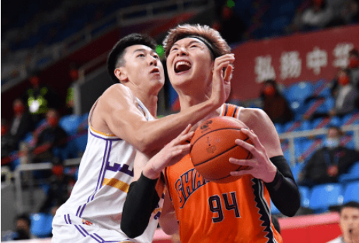 王哲林26+15高诗岩14+10 上海110-108险胜山东获3连胜 王哲林26+15高诗岩14+10 上海110-108险胜山东获3连胜