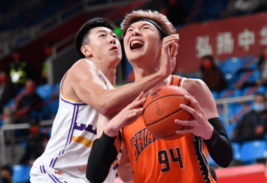 王哲林24+17迎里程碑阿不都20分 上海114-96终结新疆6连胜 王哲林24+17迎里程碑阿不都20分 上海114-96终结新疆6连胜