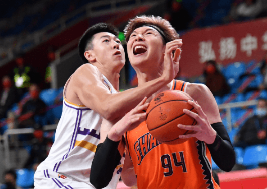 布莱德索27+9王哲林15+15 上海90-84擒江苏取三连胜 布莱德索27+9王哲林15+15 上海90-84擒江苏取三连胜