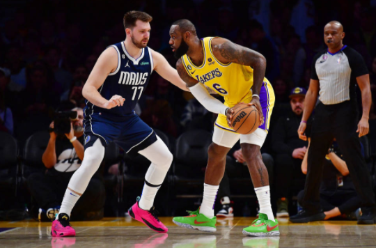 詹姆斯24+16+9东契奇三双 威少28分湖人双加时115-119负独行侠 詹姆斯24+16+9东契奇三双 威少28分湖人双加时115-119负独行侠