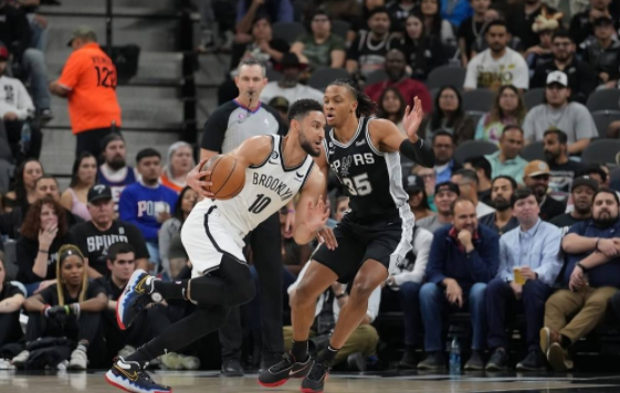 西蒙斯三双凯尔登砍36+11 欧杜缺席篮网98-106负马刺遭3连败 西蒙斯三双凯尔登砍36+11 欧杜缺席篮网98-106负马刺遭3连败