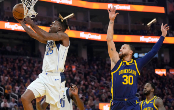 NBA-勇士7人上双119-113击退独行侠 库里21+6+7腿伤退赛东契奇缺阵 NBA-勇士7人上双119-113击退独行侠 库里21+6+7腿伤退赛东契奇缺阵