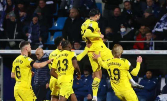 德国杯-多特2-1击败波鸿晋级 埃姆雷-詹中圈吊射罗伊斯破门 德国杯-多特2-1击败波鸿晋级 埃姆雷-詹中圈吊射罗伊斯破门