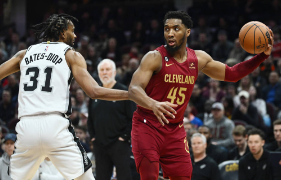 米切尔41+3+5阿伦砍两双 凯尔登25分马刺109-117负骑士惨遭13连败 米切尔41+3+5阿伦砍两双 凯尔登25分马刺109-117负骑士惨遭13连败