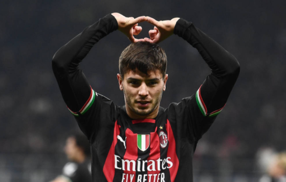 欧冠-迪亚斯鱼跃冲顶补射破门 AC米兰主场1-0小胜热刺 欧冠-迪亚斯鱼跃冲顶补射破门 AC米兰主场1-0小胜热刺