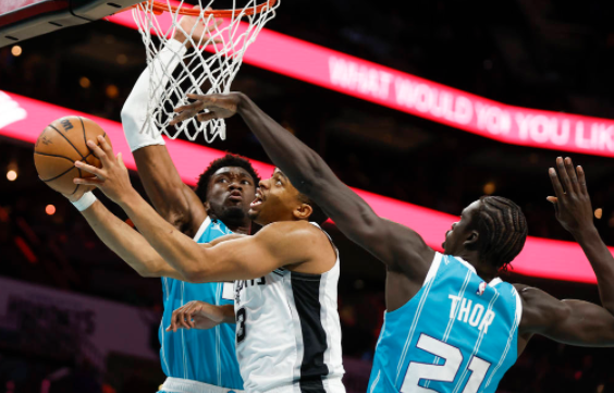 三球28+12+10 布兰纳姆23+6 黄蜂7人上双120-110送马刺14连败 三球28+12+10 布兰纳姆23+6 黄蜂7人上双120-110送马刺14连败