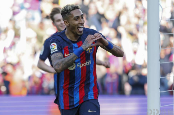 西甲-拉菲尼亚建功费兰失点阿劳霍染红 十人巴萨1-0战胜瓦伦西亚 西甲-拉菲尼亚建功费兰失点阿劳霍染红 十人巴萨1-0战胜瓦伦西亚