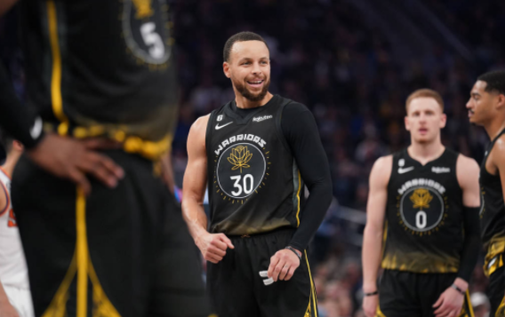 克莱38分&半场33分 库里23+7+5 布克32分 勇士123-112射落太阳 克莱38分&半场33分 库里23+7+5 布克32分 勇士123-112射落太阳