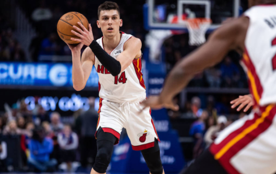 巴特勒26+10 阿德巴约22+10 怀斯曼22+13 热火112-100力克活塞 巴特勒26+10 阿德巴约22+10 怀斯曼22+13 热火112-100力克活塞