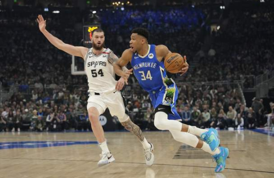 字母哥三节打卡轰31+14!雄鹿130-94大胜马刺 米德尔顿19分10助 字母哥三节打卡轰31+14!雄鹿130-94大胜马刺 米德尔顿19分10助