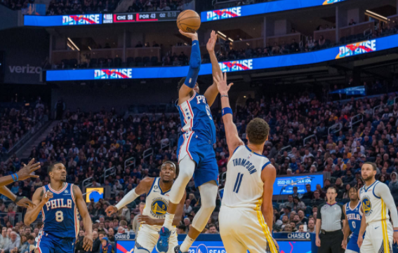 恩比德46+9+8普尔33分抢镜 库里29+8勇士120-112逆转76人 恩比德46+9+8普尔33分抢镜 库里29+8勇士120-112逆转76人