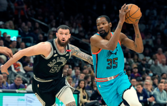 布克砍27+7杜兰特18分 太阳115-94轻取马刺豪取六连胜锁定季后赛 布克砍27+7杜兰特18分 太阳115-94轻取马刺豪取六连胜锁定季后赛