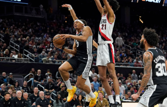 凯尔登-约翰逊24+5诺克斯24分 马刺4人20+以129-127险胜开拓者 凯尔登-约翰逊24+5诺克斯24分 马刺4人20+以129-127险胜开拓者