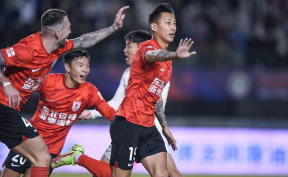 中超-亚泰3-2大连人 特索涅夫电梯球廖承坚双响+读秒绝杀 中超-亚泰3-2大连人 特索涅夫电梯球廖承坚双响+读秒绝杀