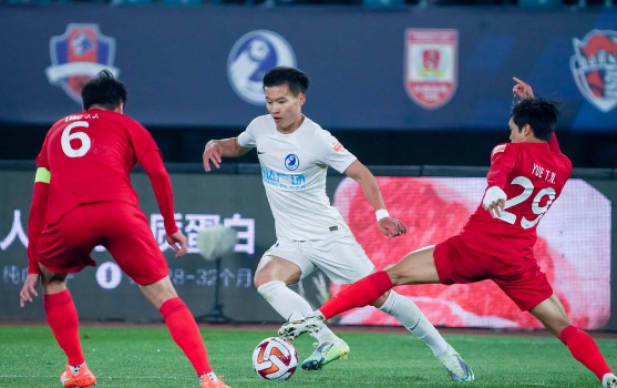 中超-大连人1-1梅州客家 闫相闯单刀破门史亮替补扳平 中超-大连人1-1梅州客家 闫相闯单刀破门史亮替补扳平