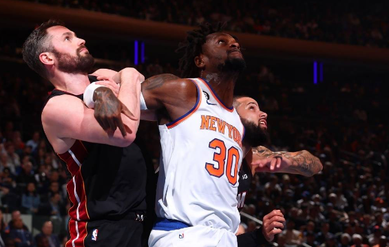 巴特勒缺阵布伦森砍30+5 尼克斯111-105险胜热火总比分扳至1-1 巴特勒缺阵布伦森砍30+5 尼克斯111-105险胜热火总比分扳至1-1