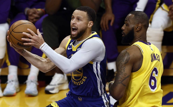 湖人104-101险胜勇士夺赛点 詹眉合砍50分 沃克末节15分 库里三双 湖人104-101险胜勇士夺赛点 詹眉合砍50分 沃克末节15分 库里三双