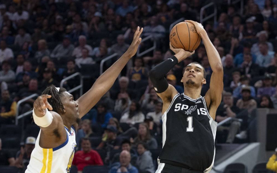 文班19分5盖帽水花失准 马刺六人得分上双122-117战胜勇士 文班19分5盖帽水花失准 马刺六人得分上双122-117战胜勇士