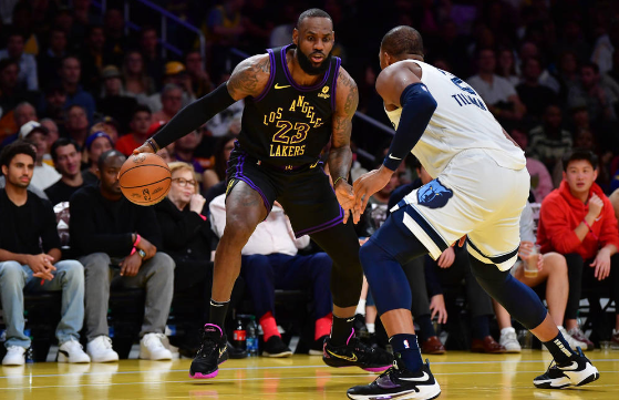 詹姆斯复出砍16+9+6 浓眉两双送6帽湖人134-107大胜灰熊 詹姆斯复出砍16+9+6 浓眉两双送6帽湖人134-107大胜灰熊