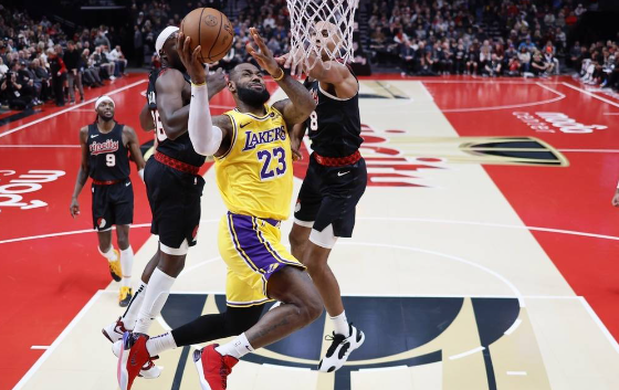 詹姆斯35+5+9 戴维斯两双送5帽湖人107-95轻取开拓者 詹姆斯35+5+9 戴维斯两双送5帽湖人107-95轻取开拓者