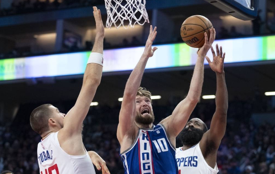 伦纳德34分福克斯空砍40分 哈登26+6快船131-117战胜国王 伦纳德34分福克斯空砍40分 哈登26+6快船131-117战胜国王