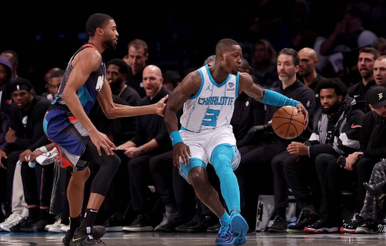 托马斯复出空砍26分罗齐尔37+13 黄蜂客场129-128险胜篮网 托马斯复出空砍26分罗齐尔37+13 黄蜂客场129-128险胜篮网