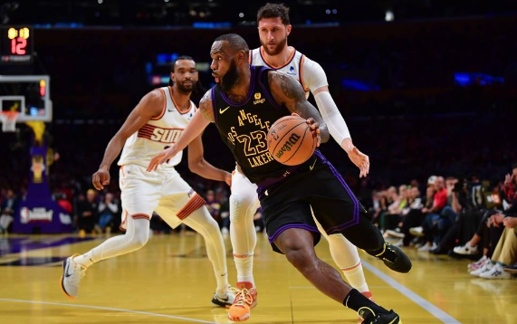 詹姆斯31+8+11+机智暂停 里夫斯关键3分 KD绝平失败 湖人106-103险胜太阳 詹姆斯31+8+11+机智暂停 里夫斯关键3分 KD绝平失败 湖人106-103险胜太阳