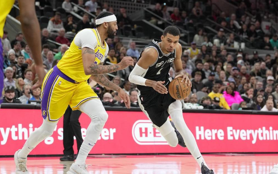 浓眉37+10文班空砍30分 詹姆斯缺战湖人122-119送马刺18连败 浓眉37+10文班空砍30分 詹姆斯缺战湖人122-119送马刺18连败