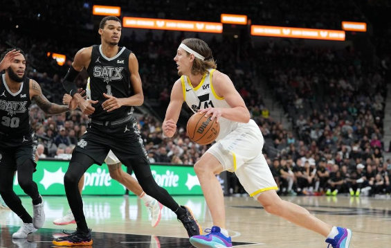 马尔卡宁31+12文班15分 克拉克森24分爵士130-118送马刺五连败 马尔卡宁31+12文班15分 克拉克森24分爵士130-118送马刺五连败