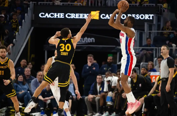 库里连得11分救命 克莱19分 康宁汉姆30+5 勇士113-109艰难胜活塞 库里连得11分救命 克莱19分 康宁汉姆30+5 勇士113-109艰难胜活塞