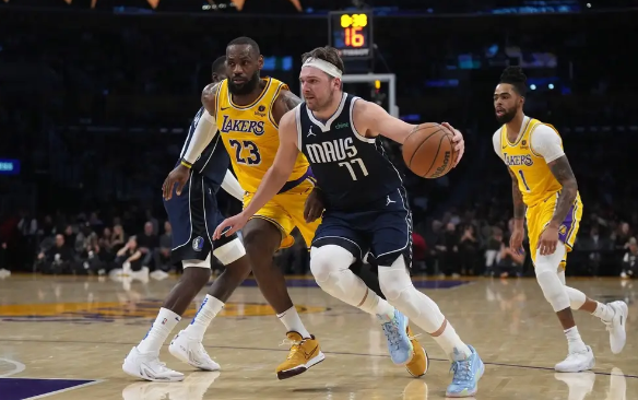 浓眉哥28+12+9 詹姆斯25+8+8 东契奇33+13+10 湖人127-110轻取独行侠 浓眉哥28+12+9 詹姆斯25+8+8 东契奇33+13+10 湖人127-110轻取独行侠