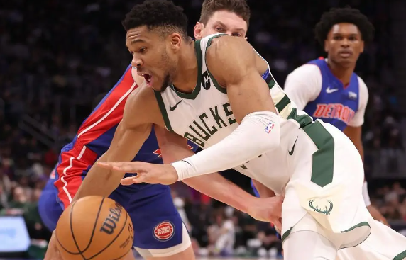 利拉德赛季新高45分 字母哥31+10+9 伯克斯33+7 雄鹿141-135力克活塞 利拉德赛季新高45分 字母哥31+10+9 伯克斯33+7 雄鹿141-135力克活塞