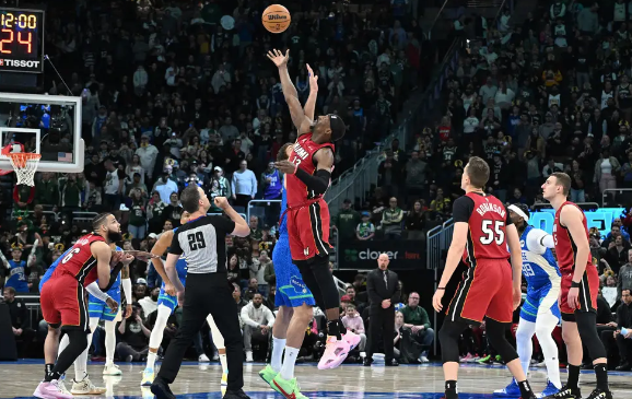 约维奇24+7 阿德巴约三双 字母哥23+11+8 热火123-97大胜雄鹿 约维奇24+7 阿德巴约三双 字母哥23+11+8 热火123-97大胜雄鹿