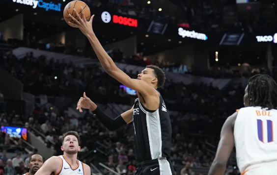 杜兰特布克合砍57分 文班13+5马刺106-131惨败太阳 杜兰特布克合砍57分 文班13+5马刺106-131惨败太阳