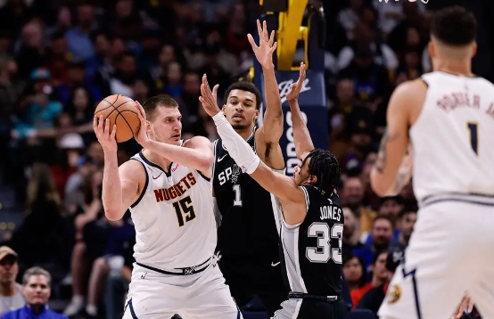 约基奇42+16文班23分9盖帽 穆雷缺阵掘金110-105险胜马刺 约基奇42+16文班23分9盖帽 穆雷缺阵掘金110-105险胜马刺