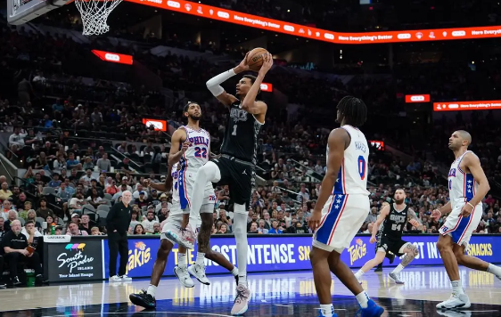 马克西52分文班爆砍33+18+7封盖 76人双加时133-126险胜马刺 马克西52分文班爆砍33+18+7封盖 76人双加时133-126险胜马刺