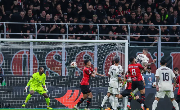 欧联-米兰0-1罗马,曼奇尼头球打破僵局,吉鲁中框 欧联-米兰0-1罗马,曼奇尼头球打破僵局,吉鲁中框