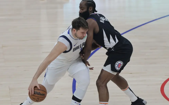 东欧55分 小卡复出 独行侠96-93快船 总比分来到1-1 东欧55分 小卡复出 独行侠96-93快船 总比分来到1-1