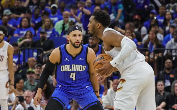 魔术121-83大胜骑士1-2 班凯罗三节打卡爆砍31+14 萨格斯11中9 魔术121-83大胜骑士1-2 班凯罗三节打卡爆砍31+14 萨格斯11中9