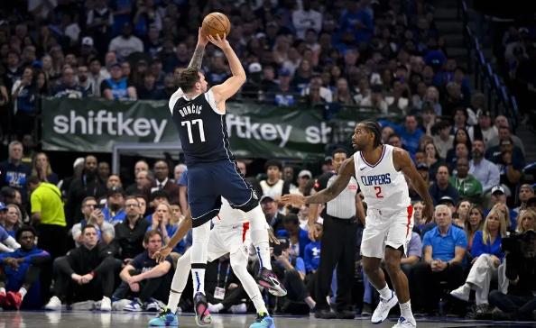 东欧43分 卡椒低迷哈登21+5 威少0进球遭驱逐 独行侠101-90击沉快船 东欧43分 卡椒低迷哈登21+5 威少0进球遭驱逐 独行侠101-90击沉快船